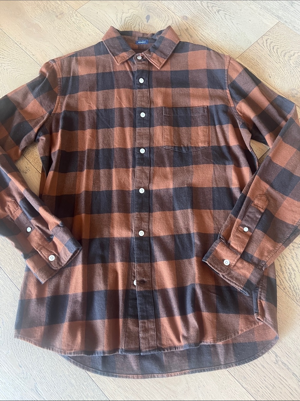 GAP Men's brown and Black Plaid flannel Button-Down Shirt. Standard fit. Size M.